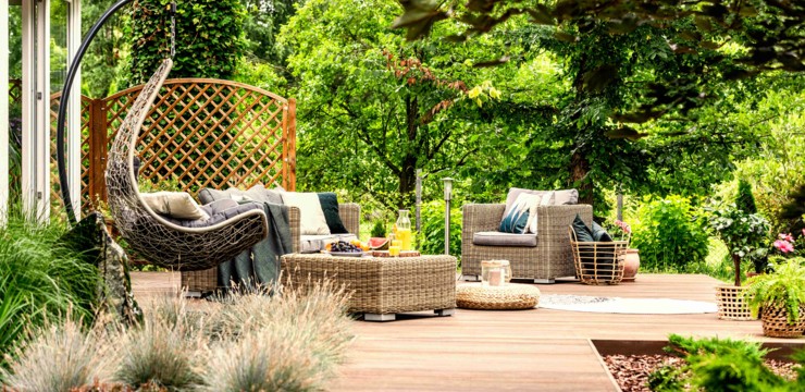 Jak stworzyć modny ogród? Stylowe meble, oświetlenie i aranżacje