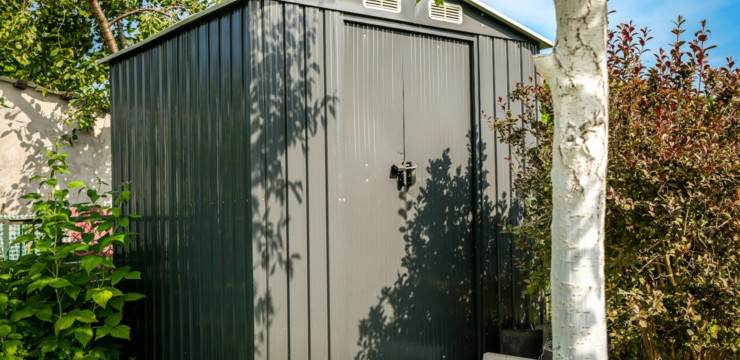 Jak zamontować metalowy domek narzędziowy? Sprawdzone sposoby na stabilną konstrukcję