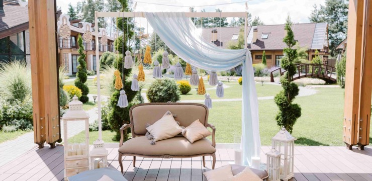 Jak zamontować zasłony na tarasie? Sprawdzone sposoby i systemy mocowań