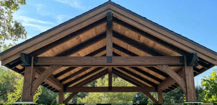 Budowa wiaty drewnianej krok po kroku – sprawdź wskazówki!