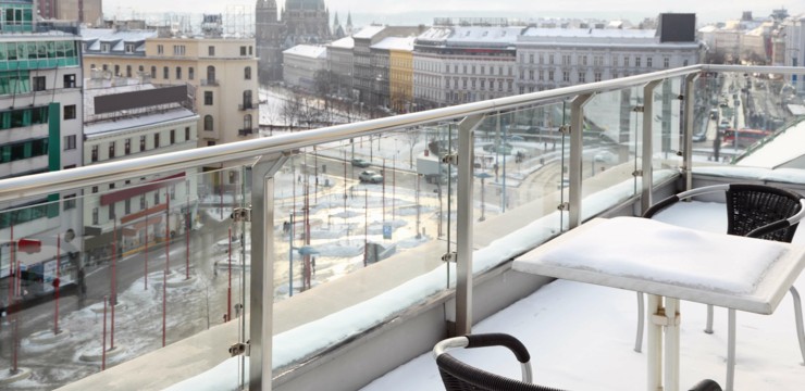 Jak ożywić balkon zimą? Dekoracje, oświetlenie, meble i rośliny odporne na chłód