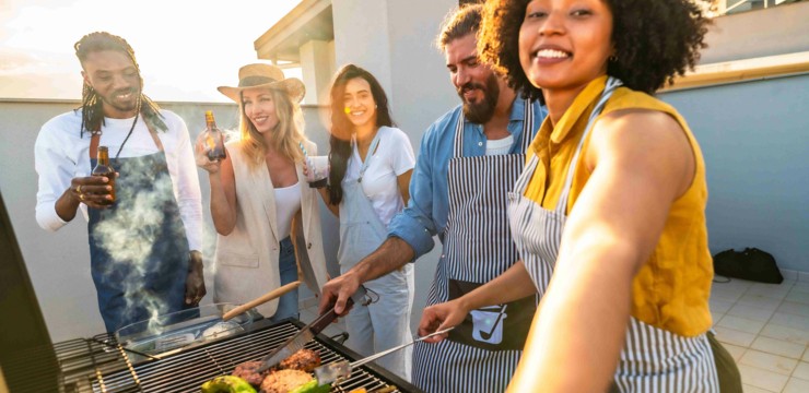 Grillowanie na balkonie i tarasie. Jaki sprzęt wybrać i o czym pamiętać?