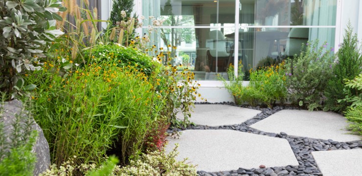 Jak urządzić mały ogród przy szeregowcu? Aranżacje i wskazówki