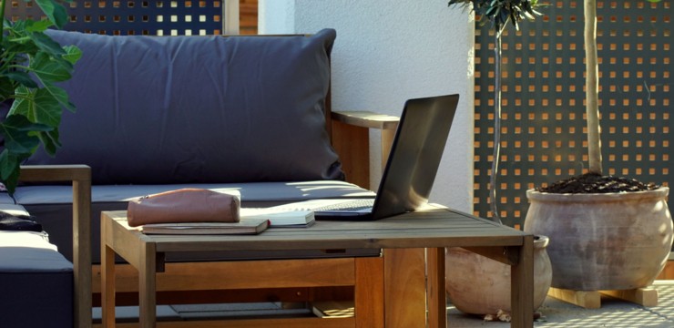 Drewno akacjowe – jakie są zalety mebli do ogrodu z tego surowca?