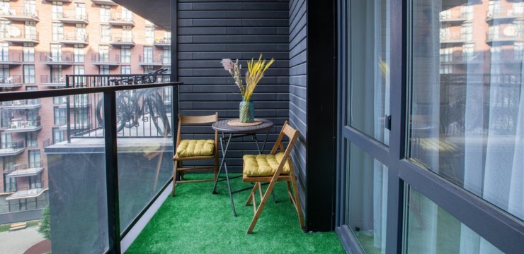 Wąski balkon – inspiracje na przytulną i funkcjonalną strefę relaksu