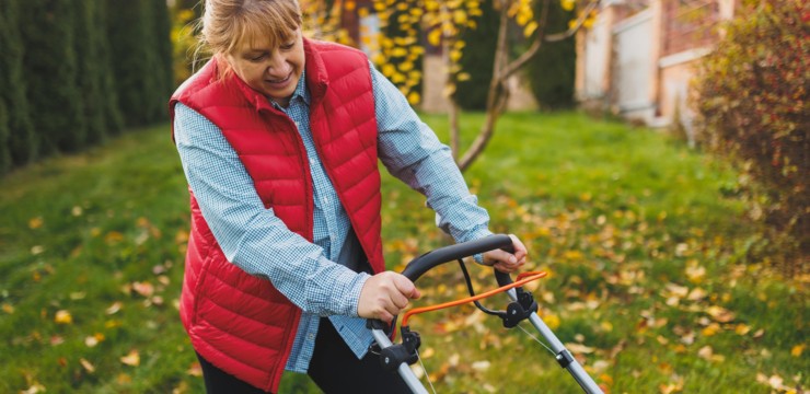 Kiedy ostatnie koszenie trawy? Zadbaj o trawnik przed zimą