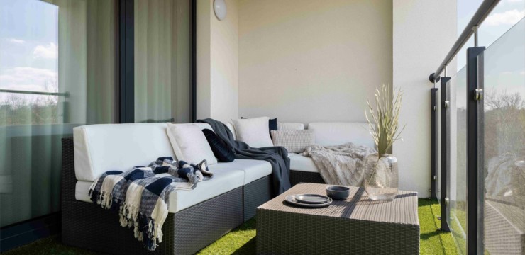 Sztuczna trawa na balkonie: aranżacje, montaż i odporność na deszcz