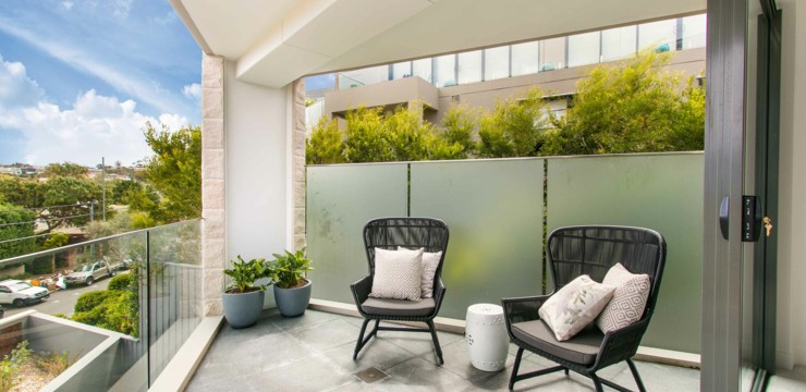 Jak wybrać wygodny fotel na mały balkon?