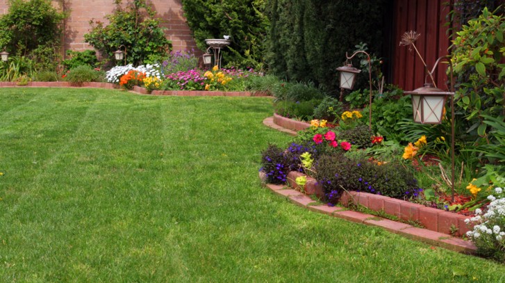 Stara cegła w ogrodzie – inspiracje i wskazówki, jak ją wykorzystać