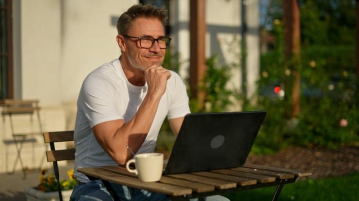 Praca zdalna z ogrodu? Wszystko, co musisz wiedzieć o budowie i urządzaniu biura ogrodowego