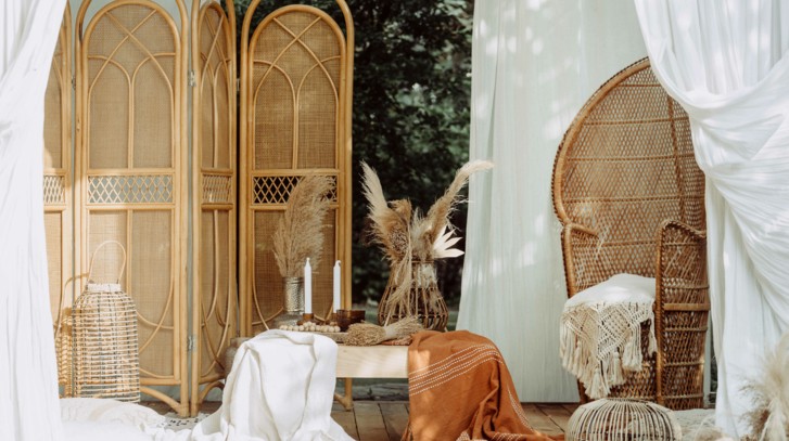 Balkon i taras boho – sprawdź pomysły na romantyczne aranżacje