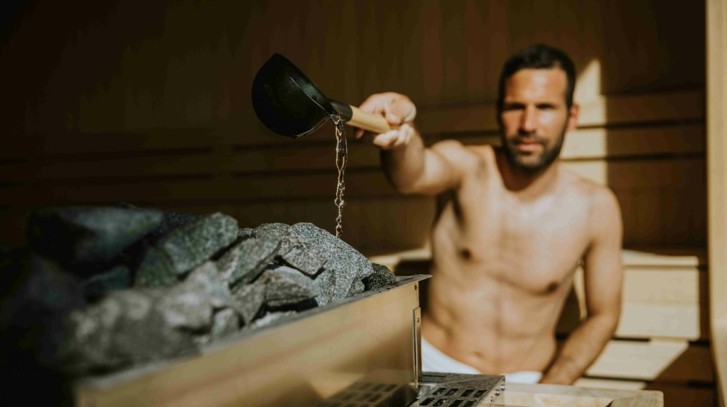 Plusy i minusy sauny. Czy regularne saunowanie jest dla każdego?