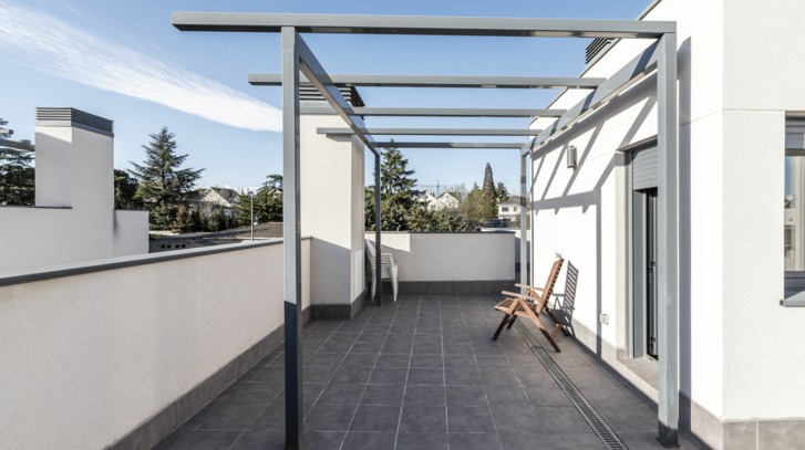 Pergola na balkonie w bloku – jak ją ustawić i zaaranżować?