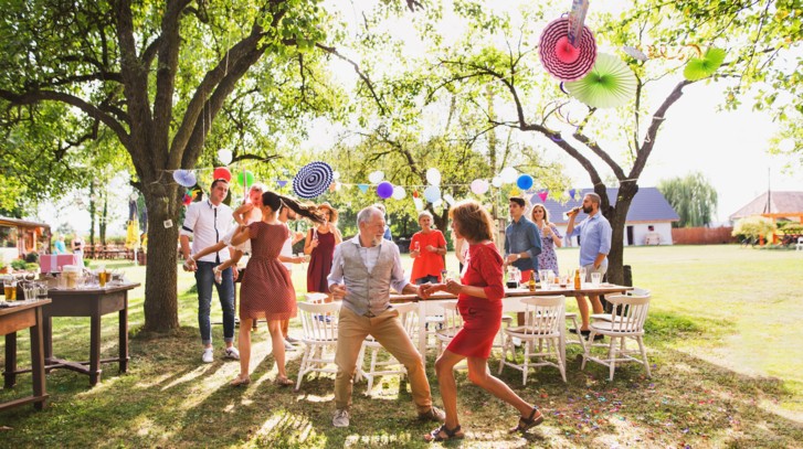 Impreza w stylu PRL w ogrodzie – pomysły na niezapomniany wieczór