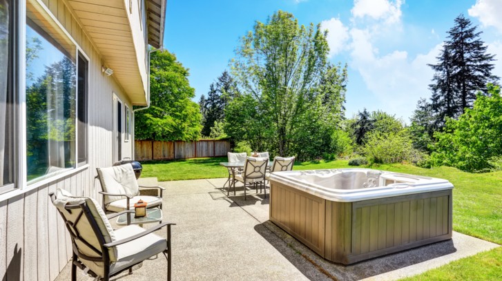 Wielkość wanny ogrodowej. Jak wybrać model dla 2, 4 i 6 osób?