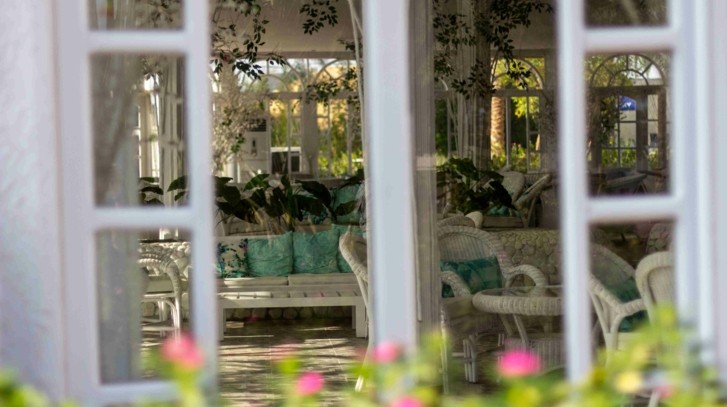 Meble do ogrodu zimowego – jak stworzyć zielony salon na cały rok?