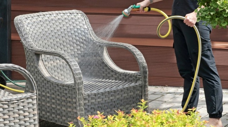 Meble ogrodowe, których nie trzeba chować na zimę – postaw na wygodę przez cały rok