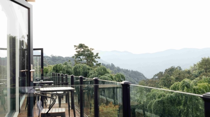 Jak wybrać meble na mały balkon? Sprawdź popularne rozwiązania