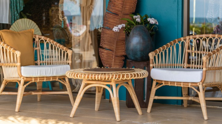 Taras w stylu retro. Jak dobrać meble rattanowe, by stworzyć wyjątkowy klimat?