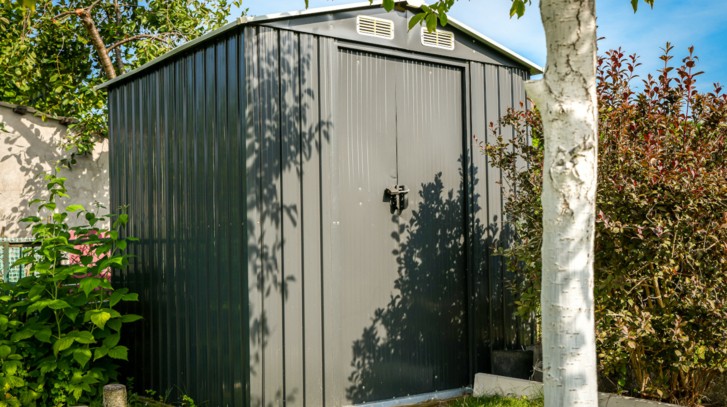 Jak zamontować metalowy domek narzędziowy? Sprawdzone sposoby na stabilną konstrukcję