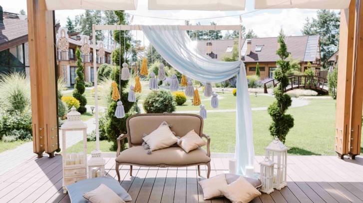 Jak zamontować zasłony na tarasie? Sprawdzone sposoby i systemy mocowań