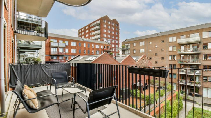 Jaka osłona na balkon jest najlepsza? Porównanie rozwiązań