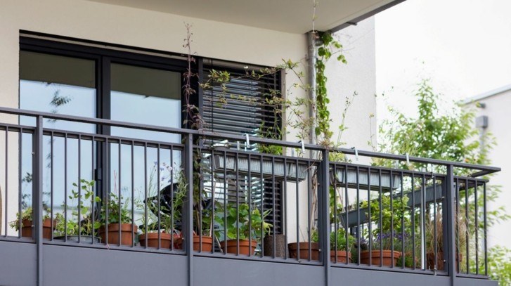 Aranżacja balkonu północnego – jak rozjaśnić i ożywić cienisty zakątek?