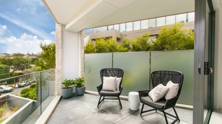 Jak wybrać wygodny fotel na mały balkon?