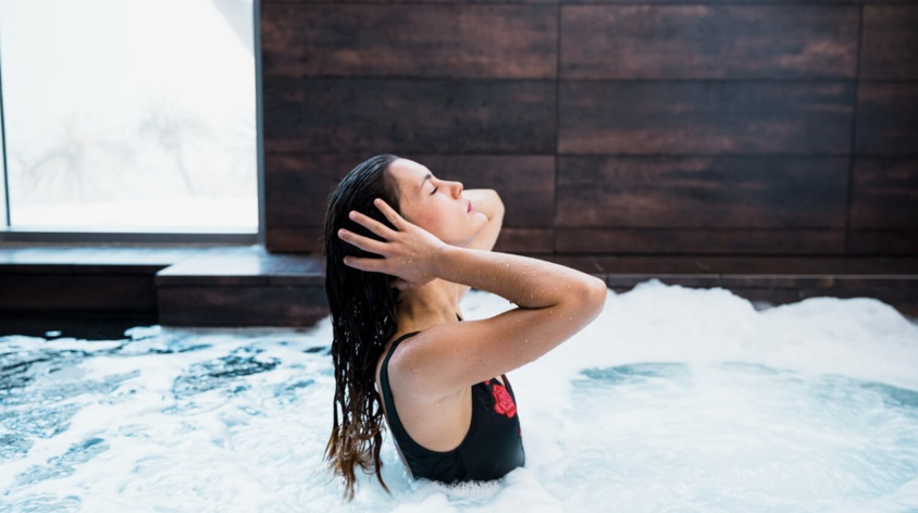 Zalety hydromasażu - dlaczego warto korzystać z masażu wodnego?