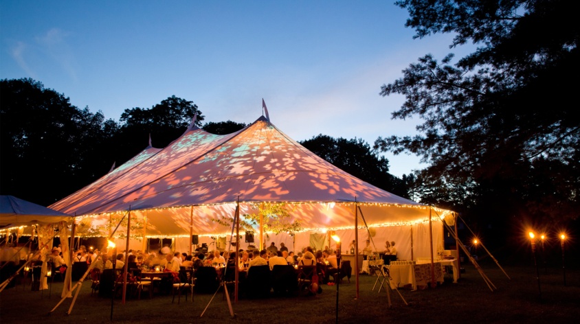 Impreza pod namiotem o każdej porze roku – jak ją zorganizować?