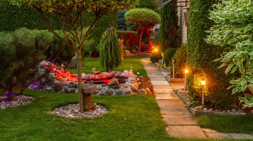 Jak zaaranżować wąski ogród przed domem? 