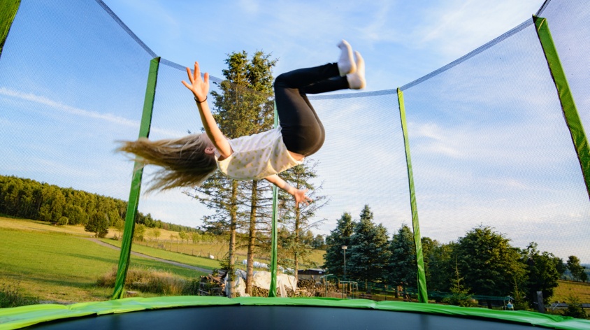 Trampolina w ogrodzie. Jak wybrać odpowiednią trampolinę ogrodową?