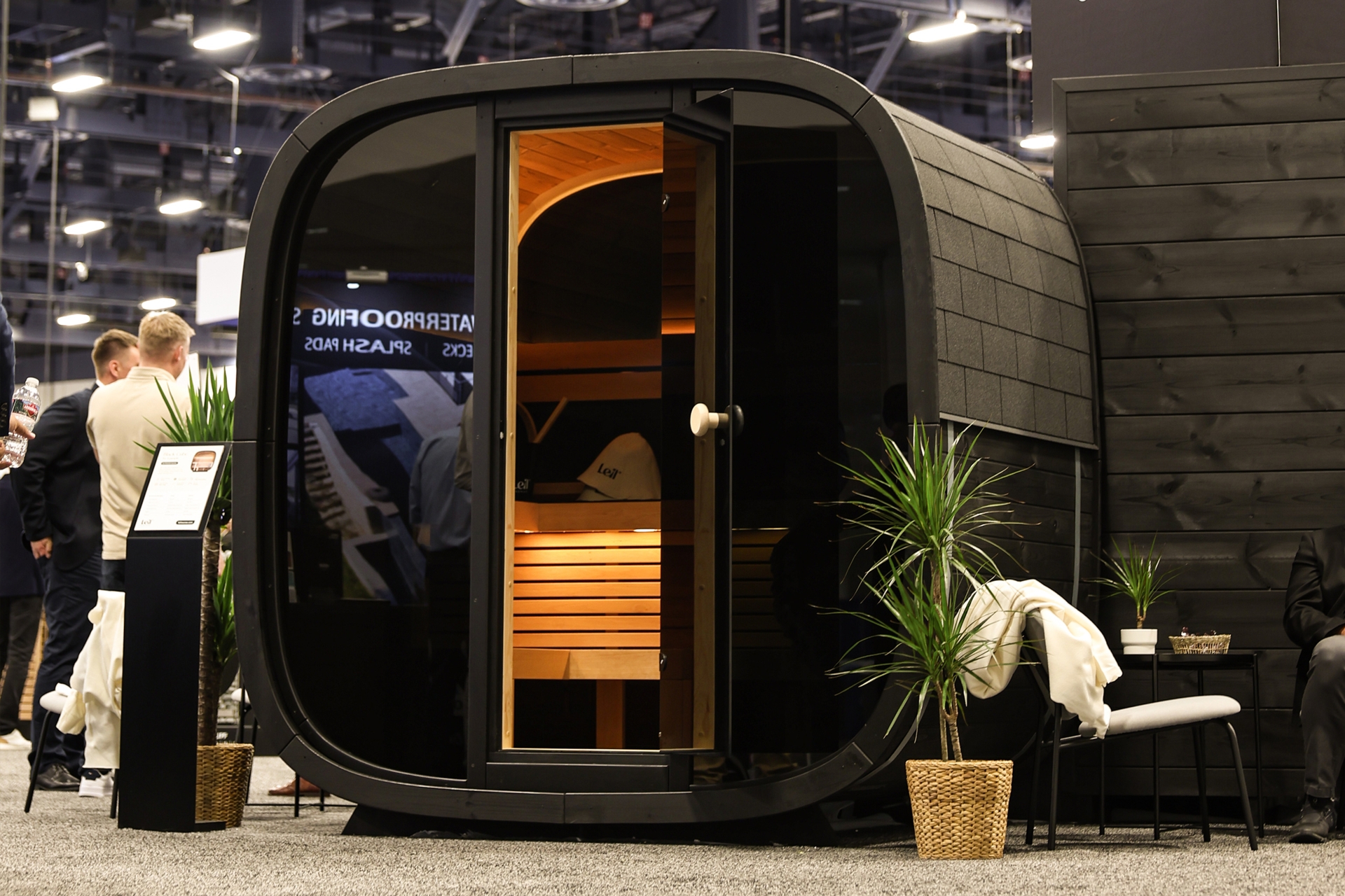 Sauna fińska zewnętrzna Leil® Saunas Black Cube Classic 4-osobowa