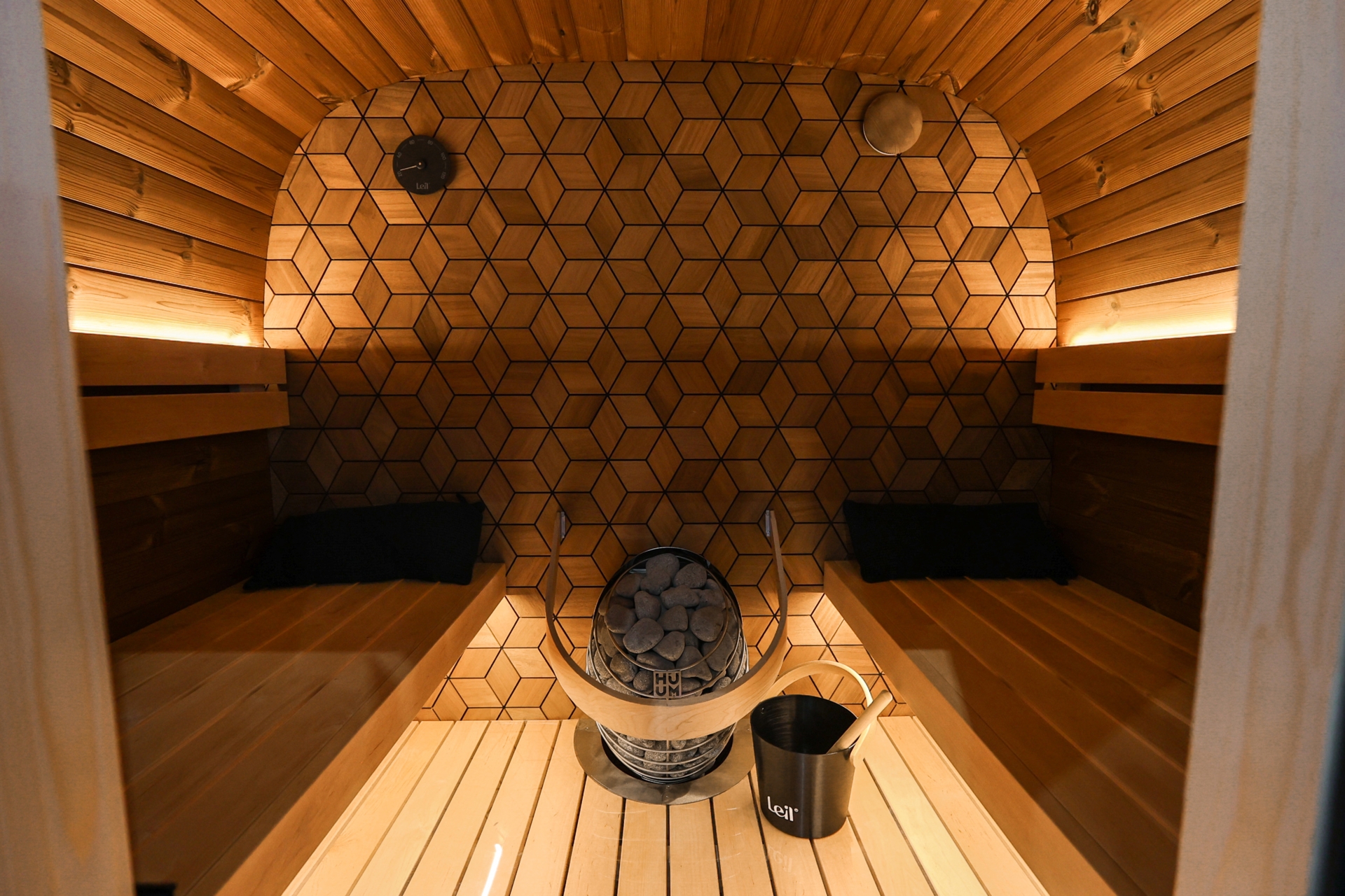 Sauna fińska zewnętrzna Leil® Saunas Black Cube Premium 4-osobowa