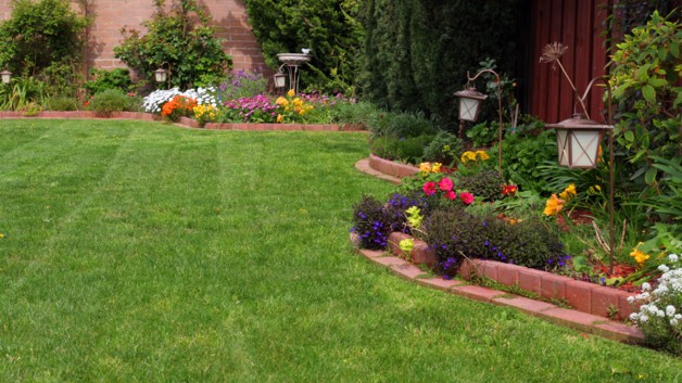 Stara cegła w ogrodzie – inspiracje i wskazówki, jak ją wykorzystać