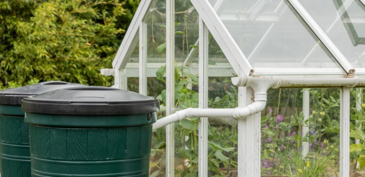 Odprowadzanie wody z rynny – jak podłączyć zbiornik?