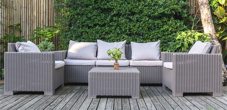 Szare meble ogrodowe - chwilowy trend czy ponadczasowa moda?