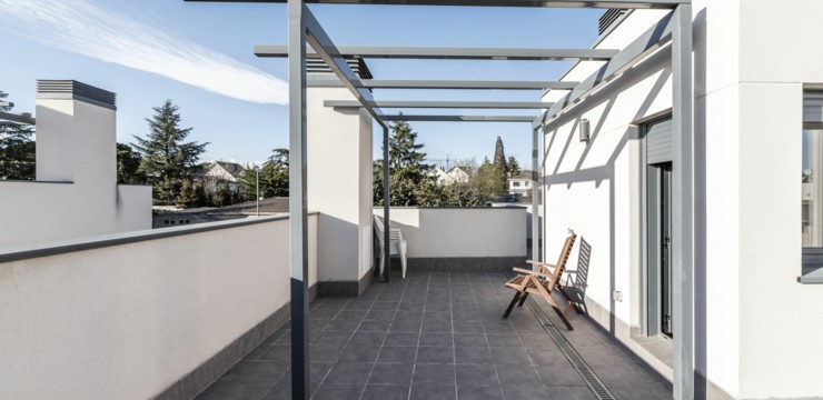 Pergola na balkonie w bloku – jak ją ustawić i zaaranżować?