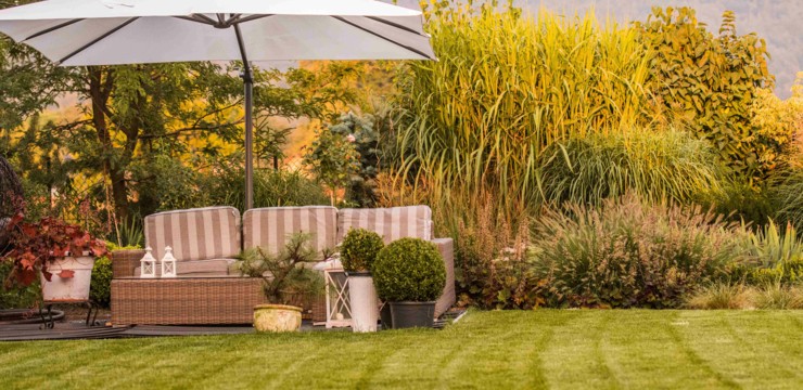 Jaki parasol na balkon lub taras wybrać? Przegląd mocnych i stabilnych modeli