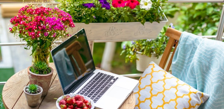 Jak urządzić balkon na pracę zdalną?