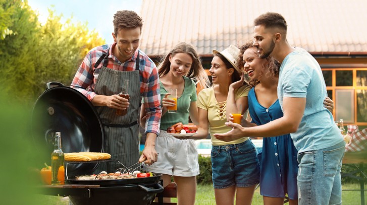 Sezon grillowy rozpoczęty - o jakie akcesoria grillowe musisz zadbać, by dobrze przyjąć gości?