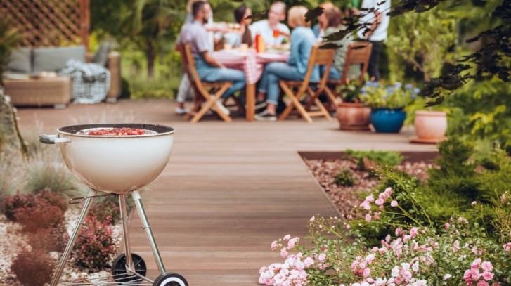 Urządzasz garden party? Dekoracje i akcesoria mogą odmienić Twój ogród!