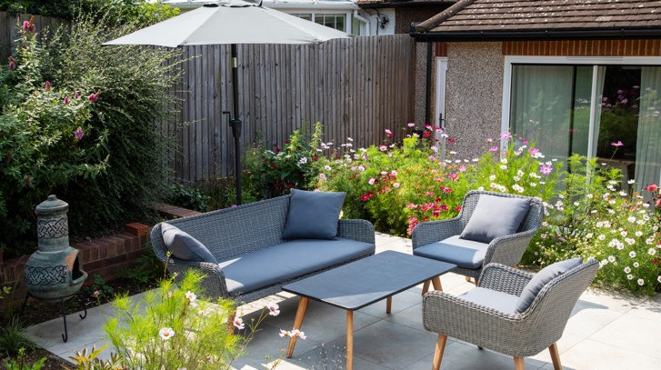 Parasol w ogrodzie - znajdź cień pośród zieleni