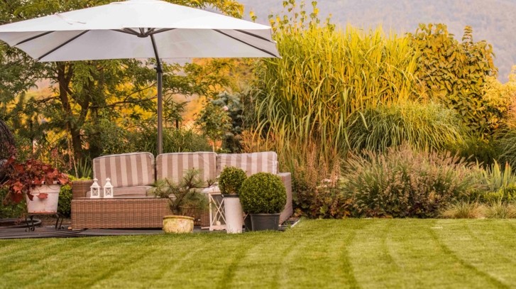 Jaki parasol na balkon lub taras wybrać? Przegląd mocnych i stabilnych modeli