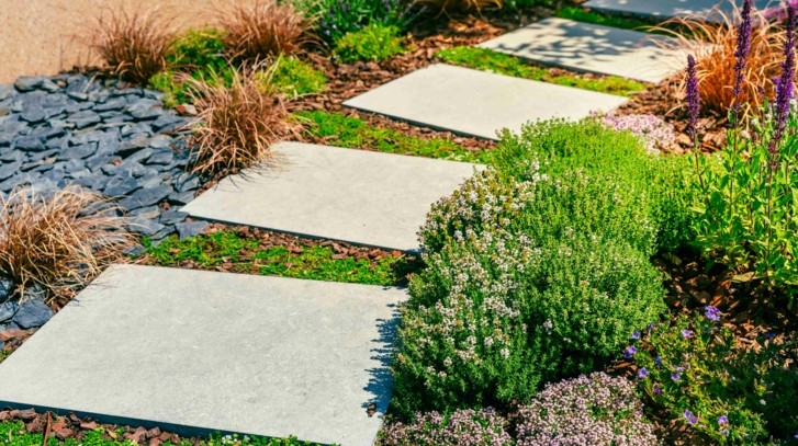 Ścieżki w ogrodzie - polecane materiały i realizacja