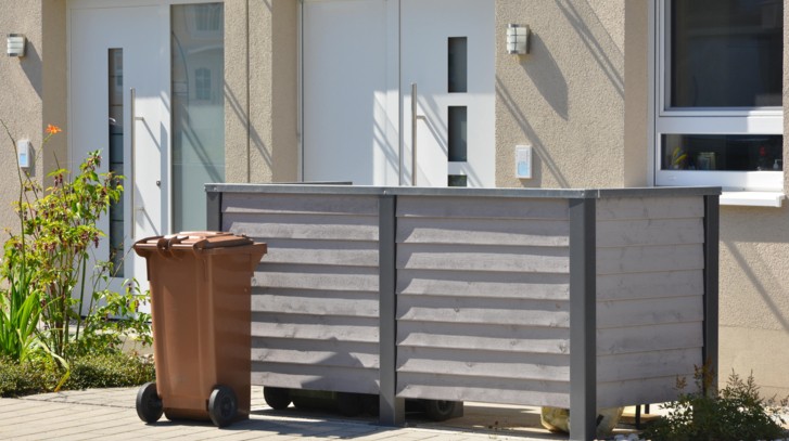 Jak ukryć kosz na śmieci w ogrodzie, aby nie szpecił posesji?