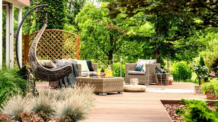 Jak stworzyć modny ogród? Stylowe meble, oświetlenie i aranżacje