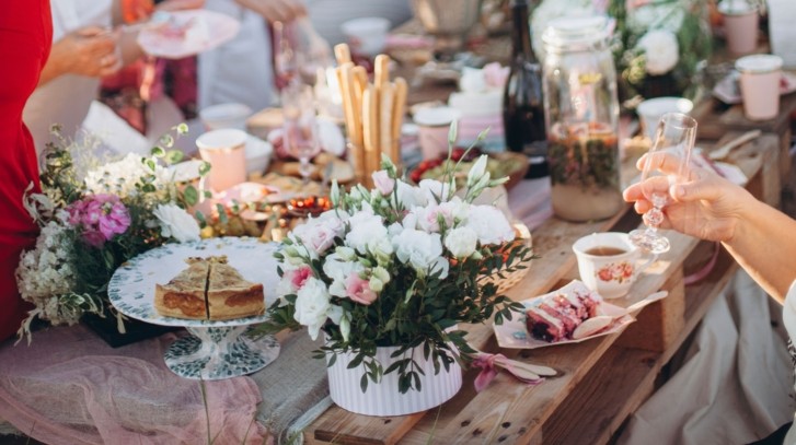 Pomysły na wieczór panieński w stylu boho w ogrodzie