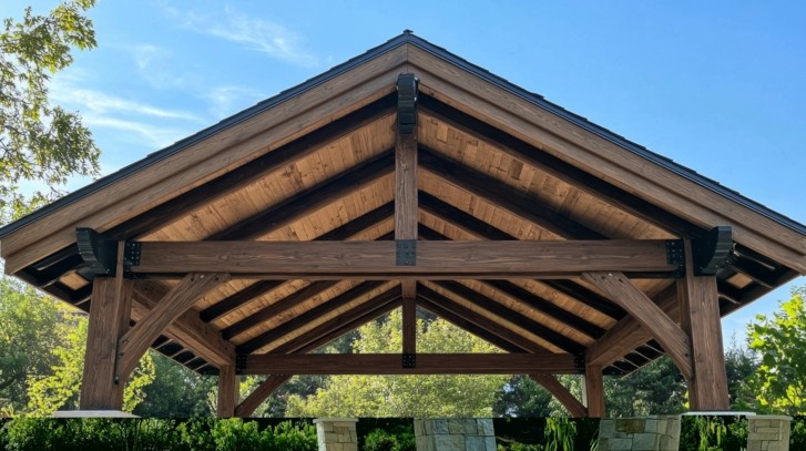 Budowa wiaty drewnianej krok po kroku – sprawdź wskazówki!