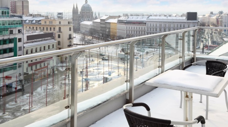 Jak ożywić balkon zimą? Dekoracje, oświetlenie, meble i rośliny odporne na chłód